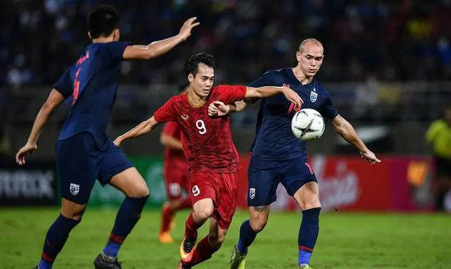 包含国内足球擂台赛继续进行，实力对决惊心动魄的词条